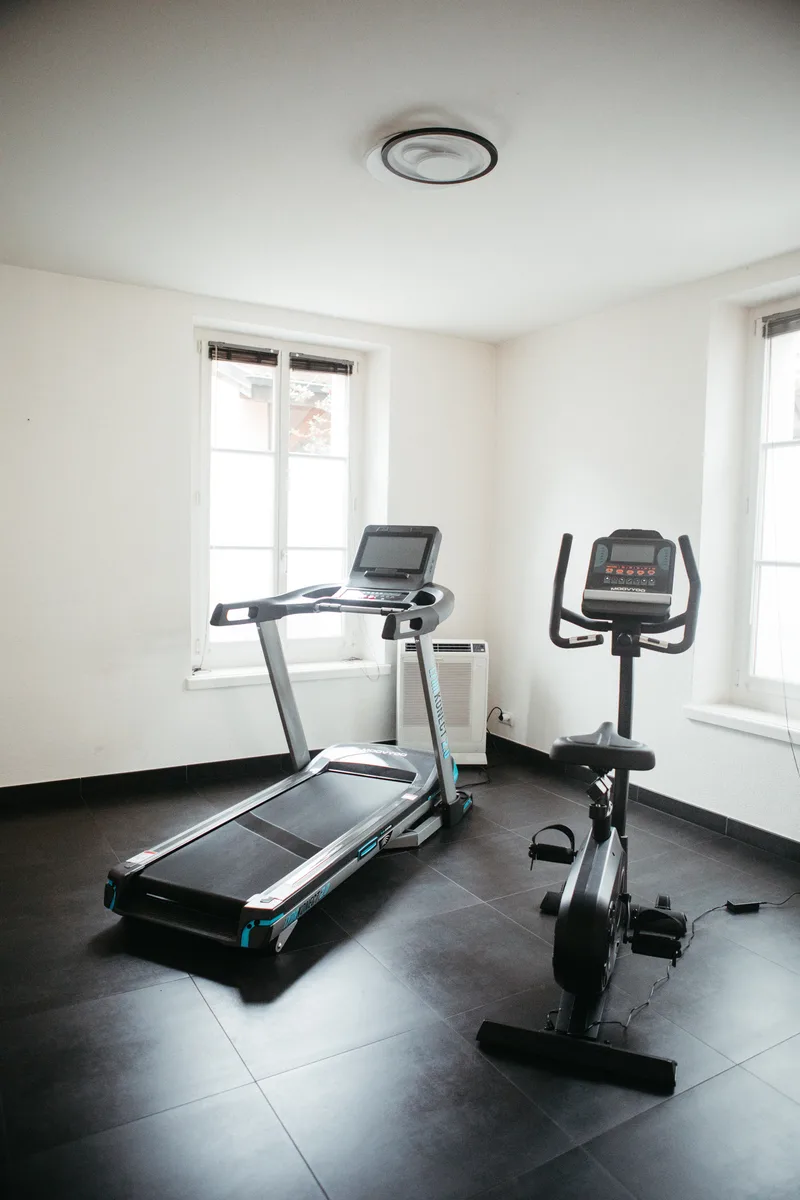 Salle de réhabilitation avec tapis roulant et vélo au Cabinet de la Place Genève