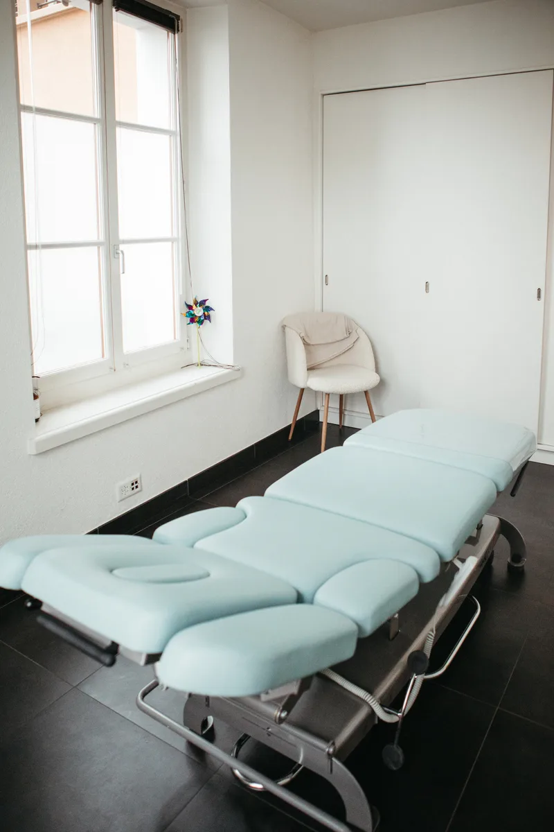 Salle de traitement avec table de physiothérapie au Cabinet de la Place Genève