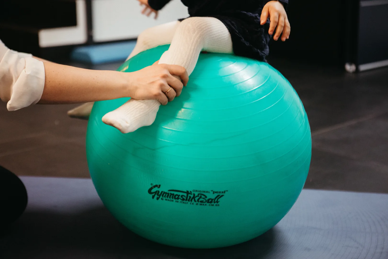 Séance de physiothérapie avec ballon de gym au Cabinet de la Place Genève